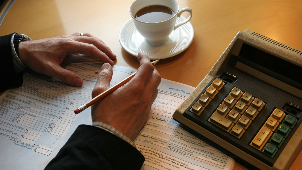 一位女性遵循營所稅稅率計算要繳多少稅
