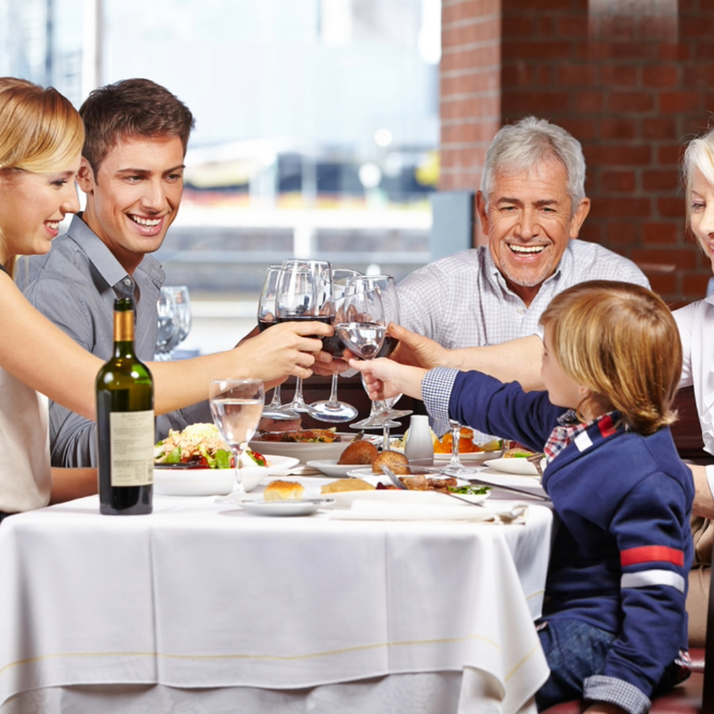 餐桌上全家人一起歡聚的畫面